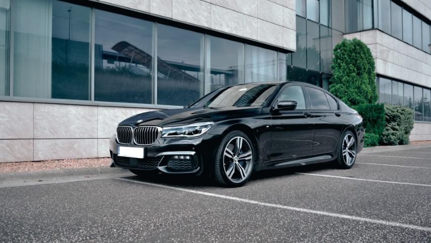 Czarne BMW 7